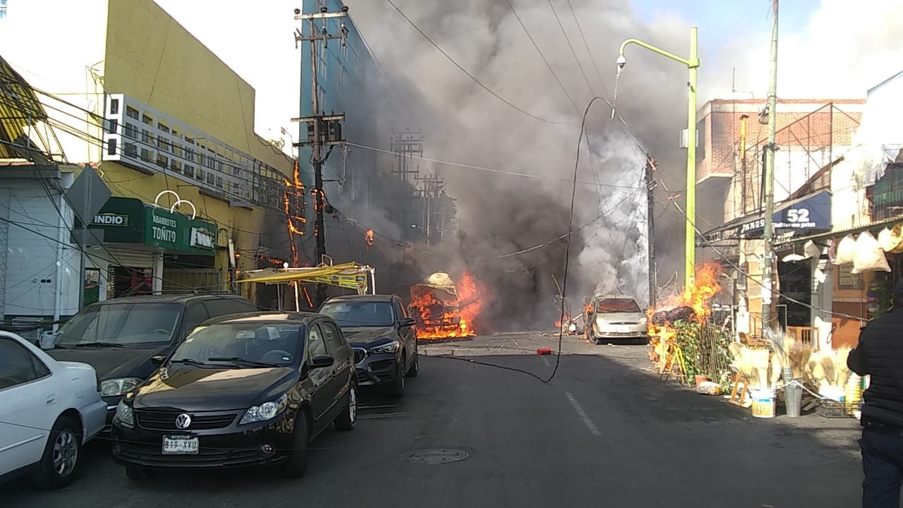 Pipa se incendia frente al Mercado de Jamaica #regionmx