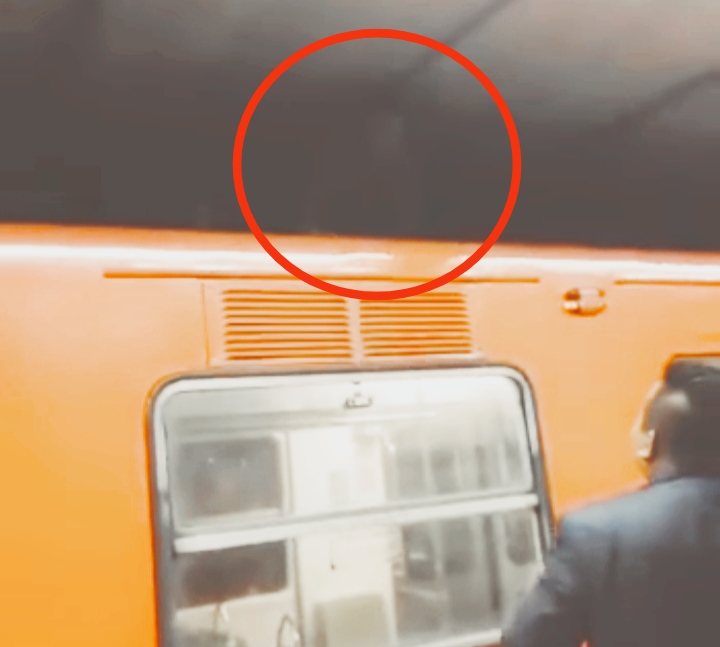 Cachan a hombre que se había trepado al techo del metro #regionmx 