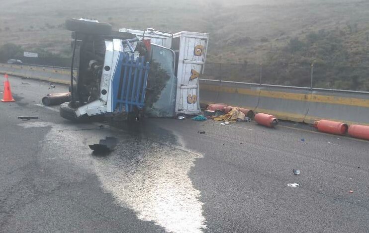 Vuelca camión que transportaba cilindros de gas en la Chamapa - Lechería #regionmx
