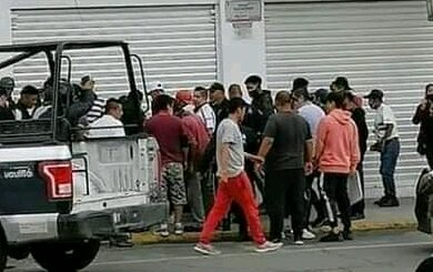 Policías salvan a presuntos rateros de ser linchados en Cuautitlán #regionmx