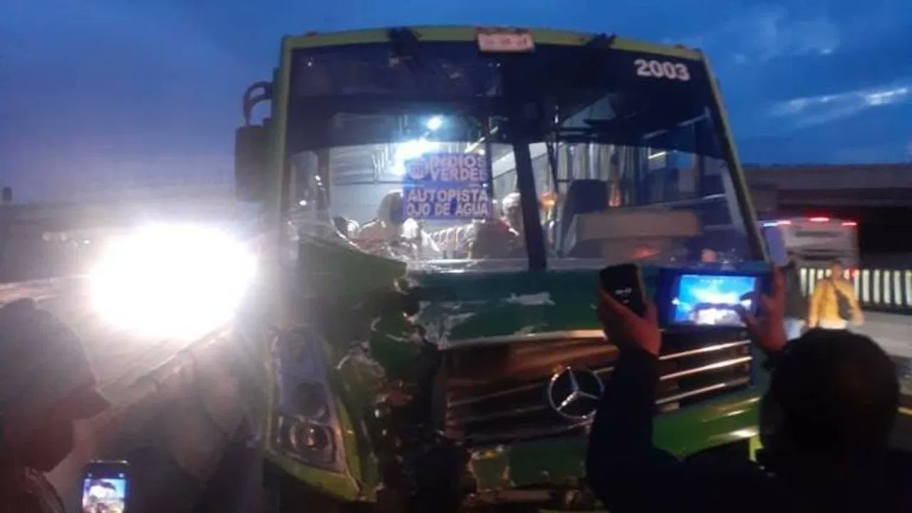 Tractocamión se impacta contra autobús en la México-Pachuca #regionmx
