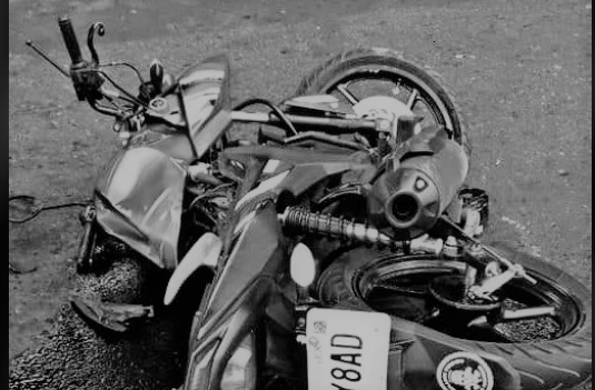 Motociclista se impacta contra combi; hay un muerto #regionmx