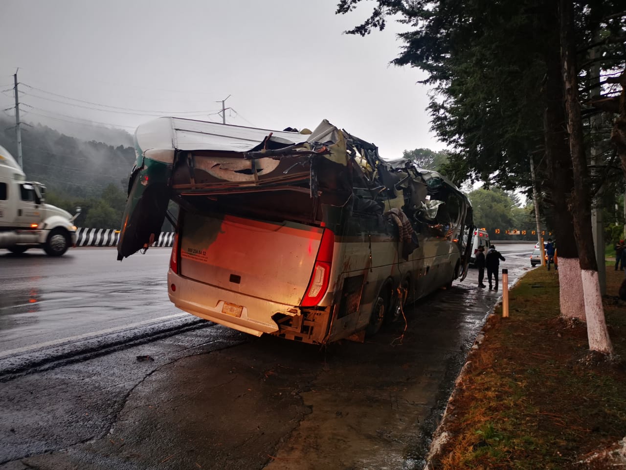 Autobús se impacta en la México-Toluca; tráiler, patrulla y auto también #regionmx