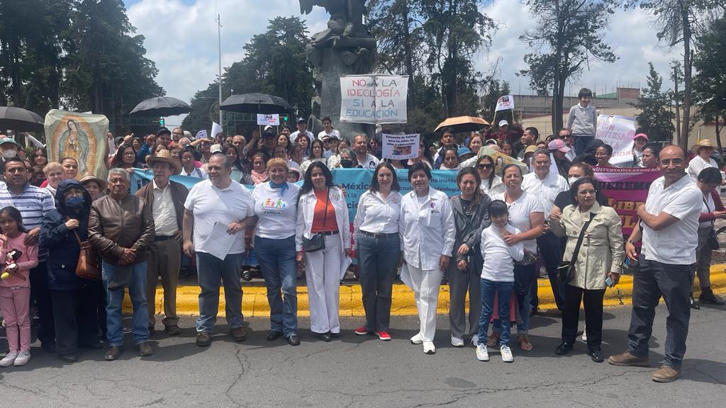 Marchan contra los libros de texto en Toluca #regionmx 