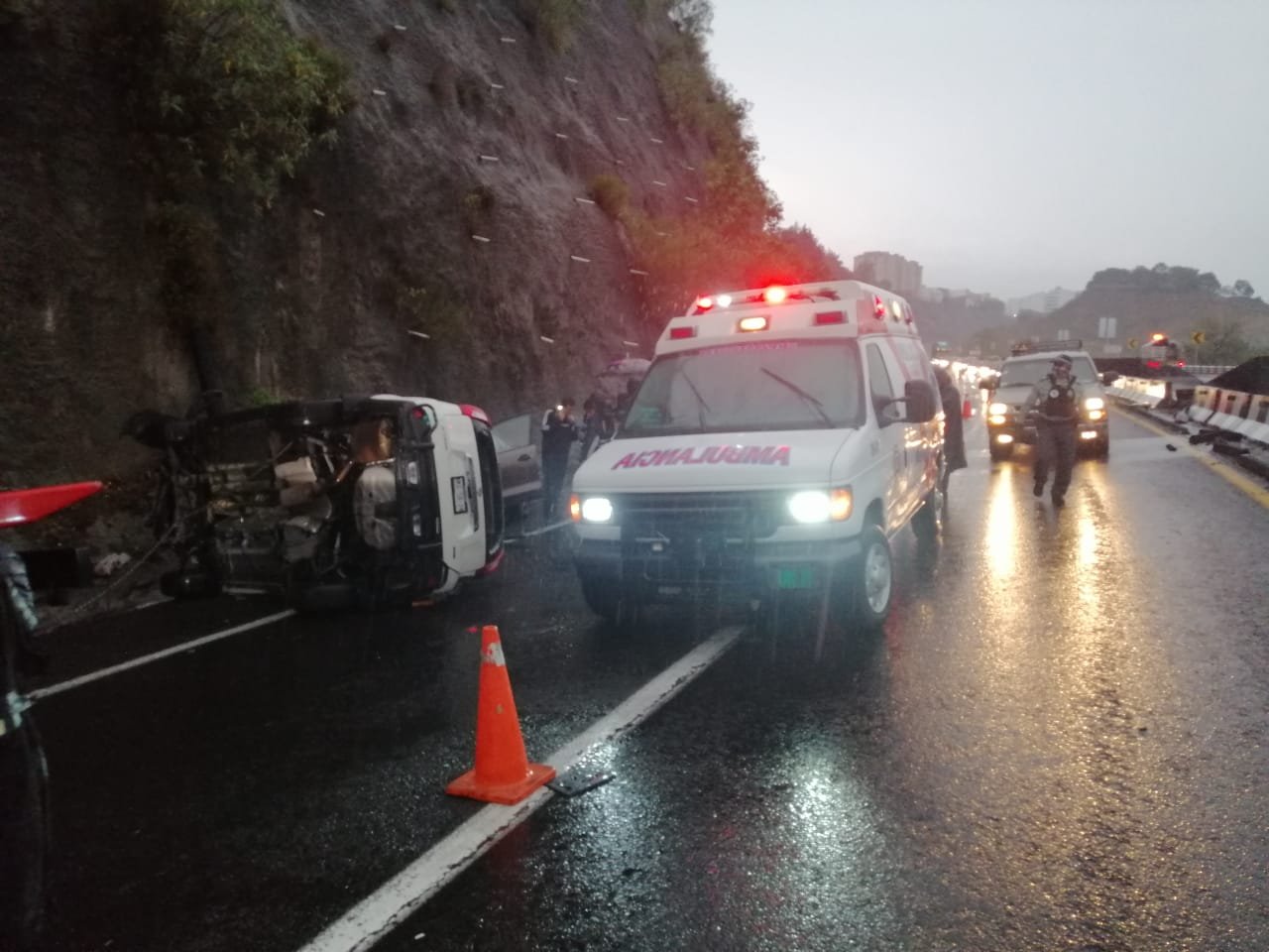 Volcadura y choque de autos en la autopista Chamapa - La Venta #regionmx