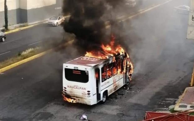 Microbús se incendia en la López Mateos #regionmx 