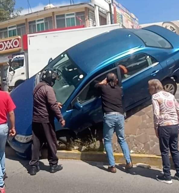 Automóvil se impacta en Lomas Verdes #regionmx 
