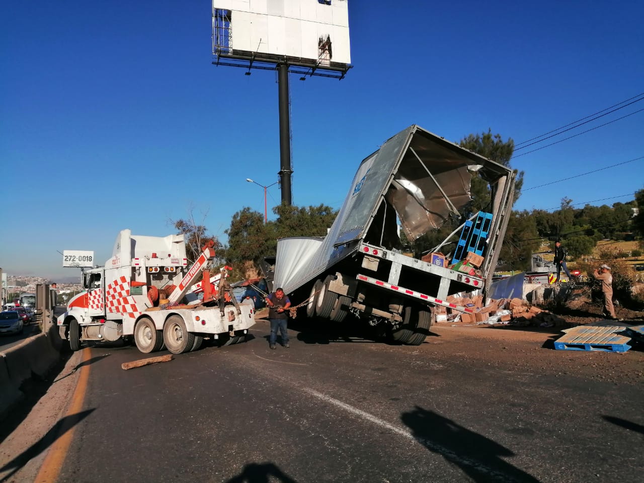 Vuelca camión en la avenida Jesús Reyes Heroles #regionmx