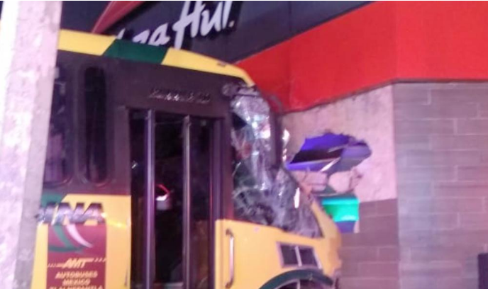 Camión se impacta contra PizzaHut; hay dos heridos #regionmx
