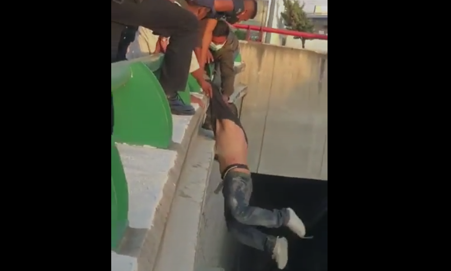 Hombre intenta arrojarse de puente vehicular en Toluca #regionmx