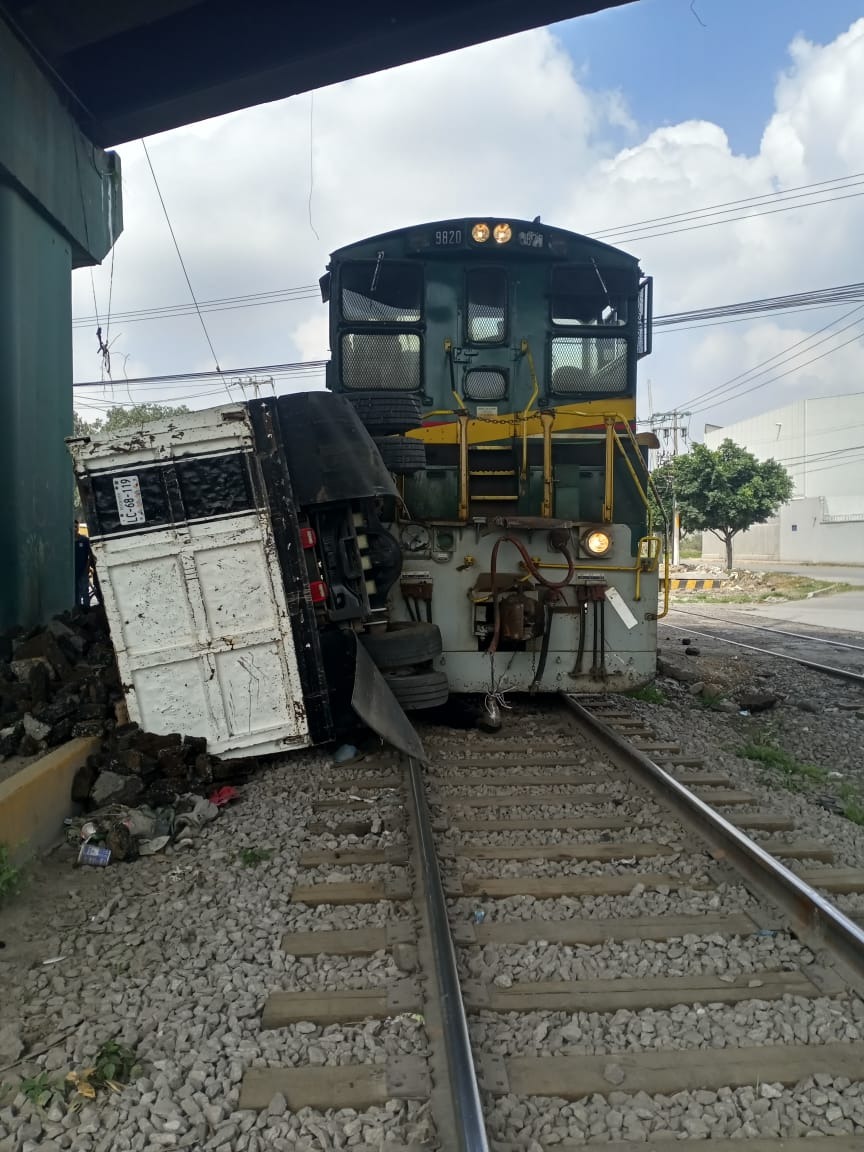 Tren embiste a camión en Tultitlán #regionmx