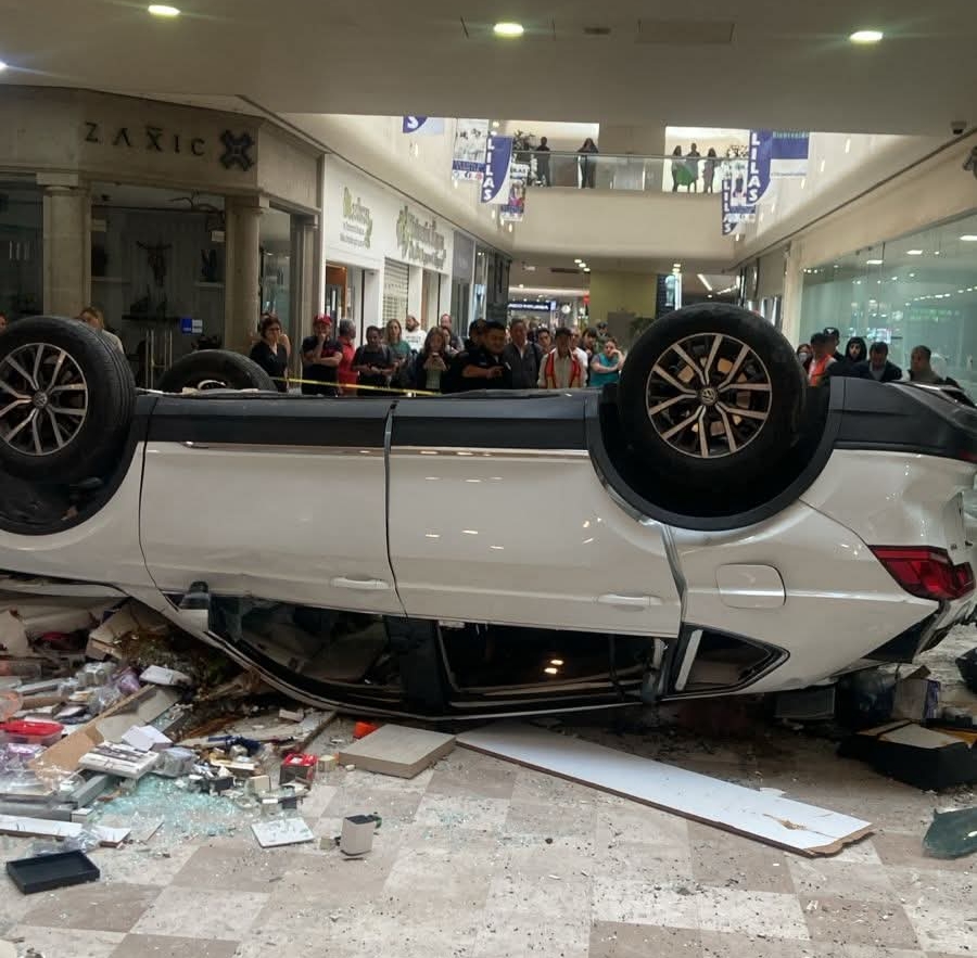 Vehículo cae dentro de centro comercial en la Ciudad de México #regionmx 
