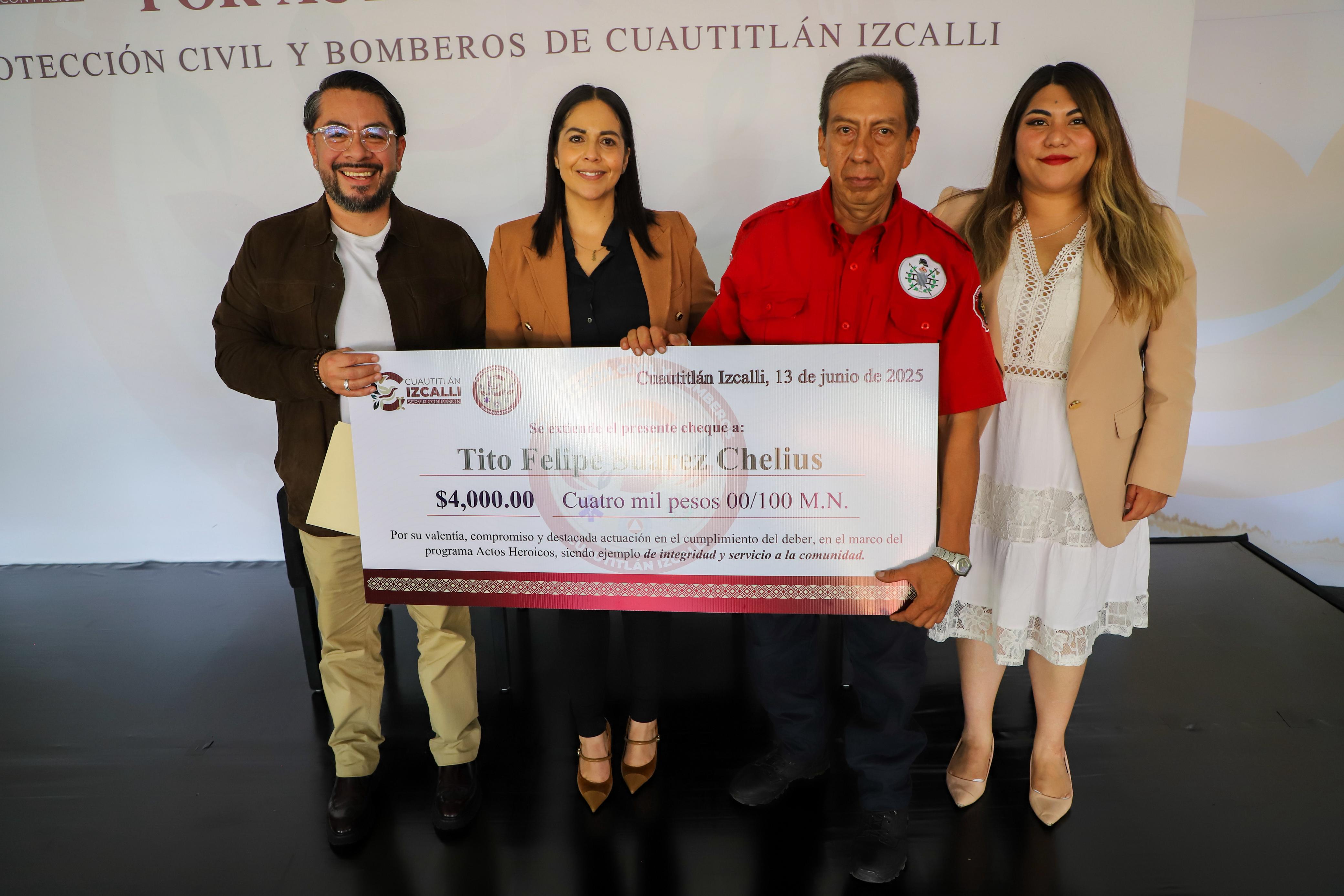 Entrega Daniel Serrano estímulos por actos heróicos elementos de Protección Civil y Bomberos #regionmx 