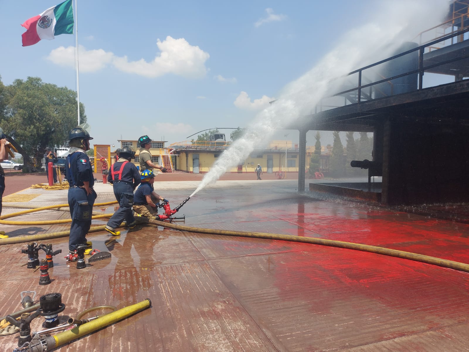Capacitan a bomberos de Tlalnepantla contra incendios industriales #regionmx 