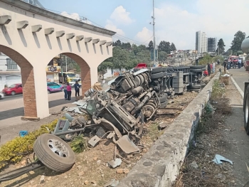 Vuelca vehículo de carga en la México-Toluca 